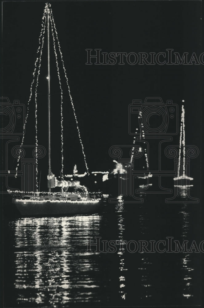 1988 Press Photo Harbor Lights, Port Washington &quot;Venetian Nights&quot; - mjb95314 - Historic Images