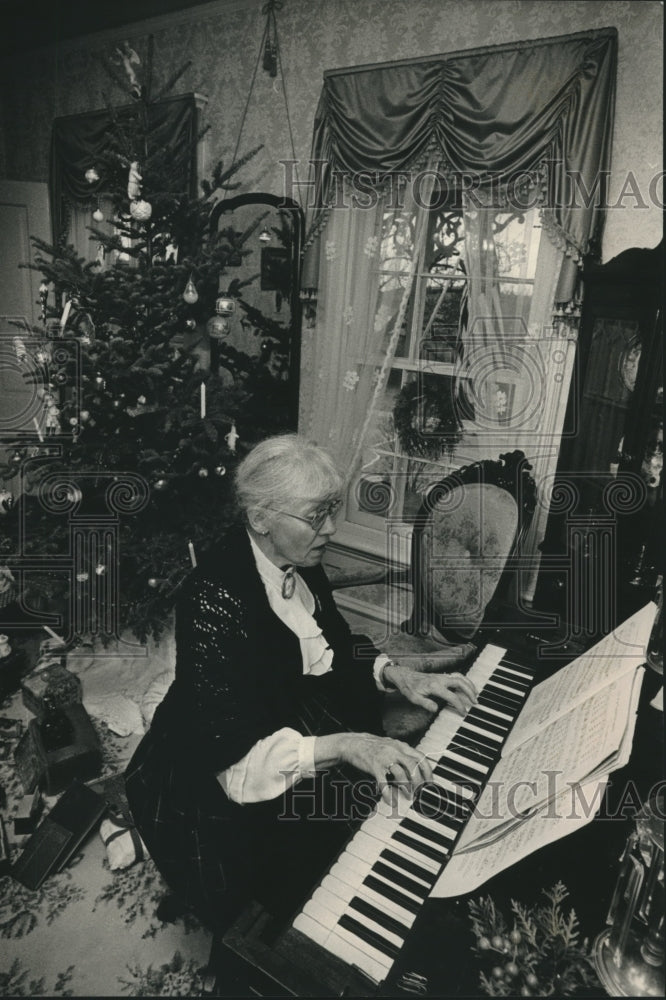 1988 Grace Lynn of Saukville Played The Organ, Port Washington-Historic Images
