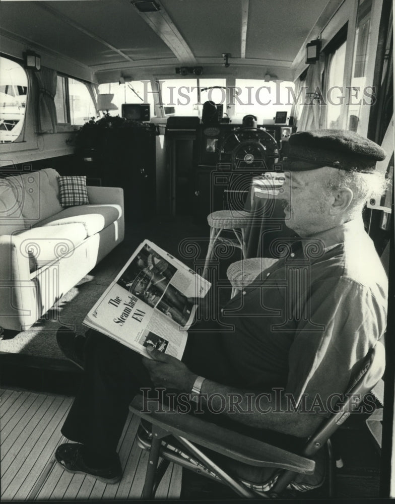 1990 Press Photo Roy Persinger On His 42-Foot Cabin Cruiser, Port Washington - Historic Images
