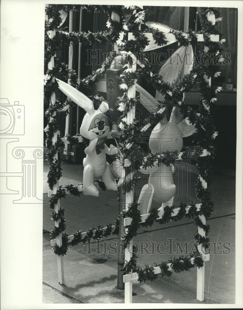 1990 Press Photo Easter decorations festoon Port Washington&#39;s parking meters - Historic Images