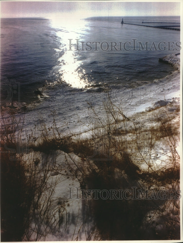 1994 Press Photo Lake Michigan from the bluff above Port Washington, Wisconsin - Historic Images
