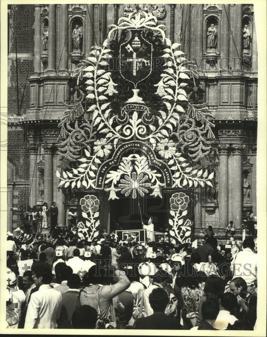 1979 Press Photo Mexico City: Pope John Paul II holds staff at entrance Basilica - Historic Images