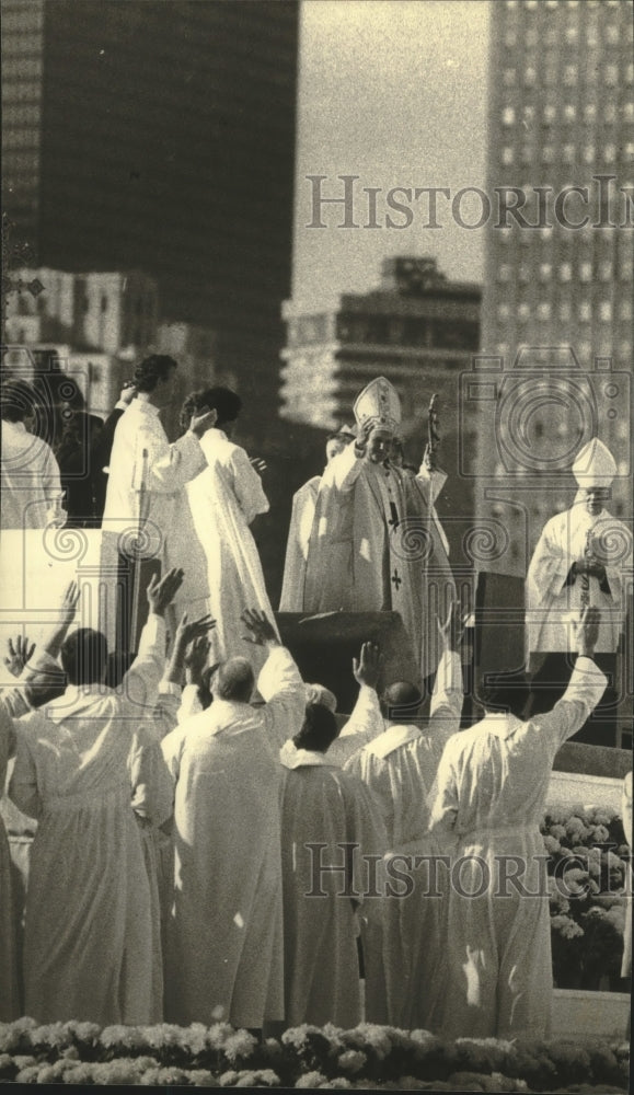 1979 Press Photo Pope John Paul Waves Before Mass In Grant Park In Chicago - Historic Images