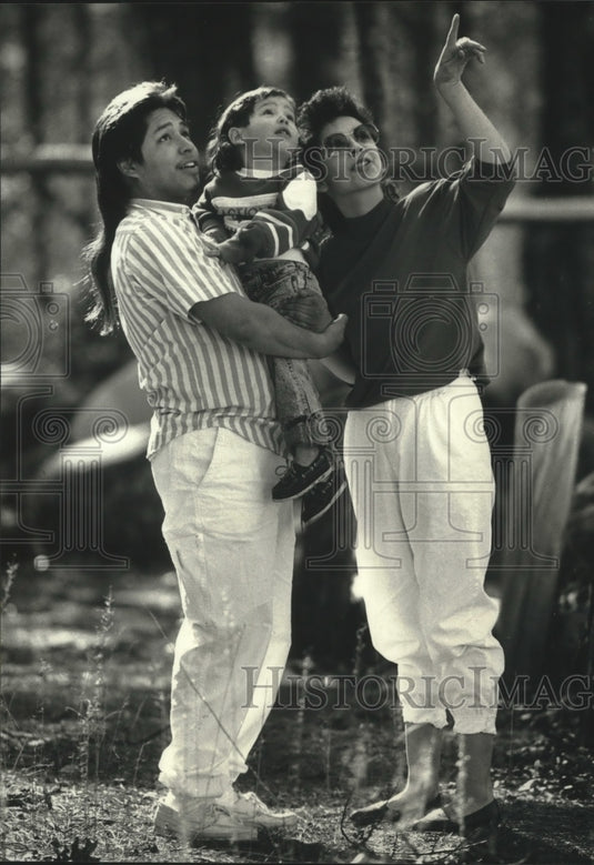 1990 Press Photo Carl holds son, Carl Jr. as mother, Kathleen, shows a squirrel. - Historic Images