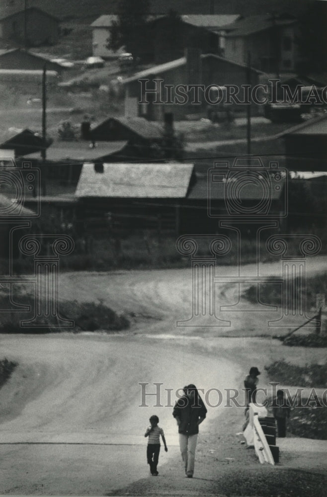 1976 Press Photo Woman and children walk by Lame Deer, Cheyenne Indian location - Historic Images