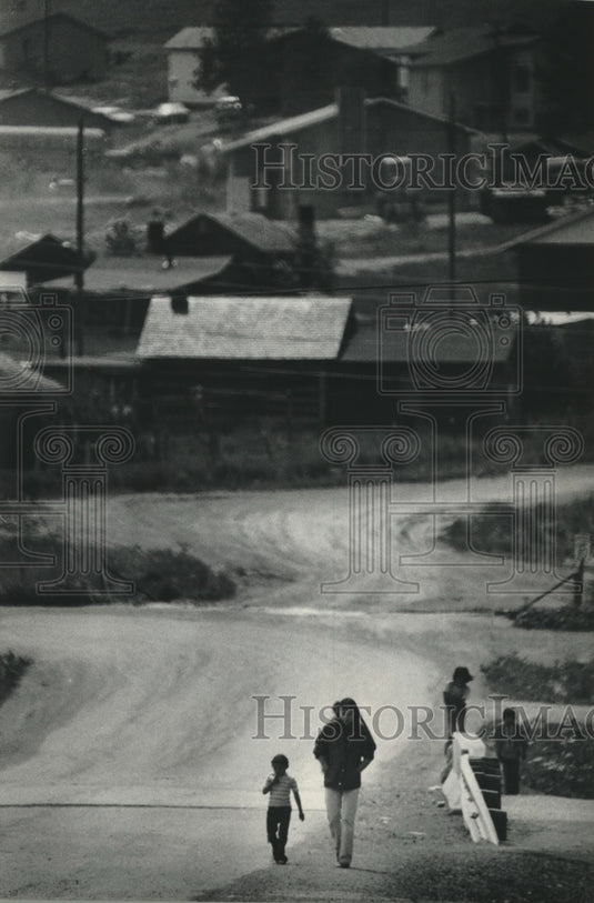 1976 Press Photo Woman and children walk by Lame Deer, Cheyenne Indian location - Historic Images