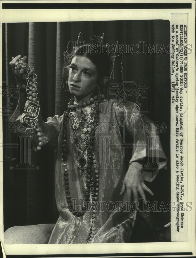 1971 Press Photo Joy Javits, daughter of Senator Jacob Javits, models jewelry - Historic Images