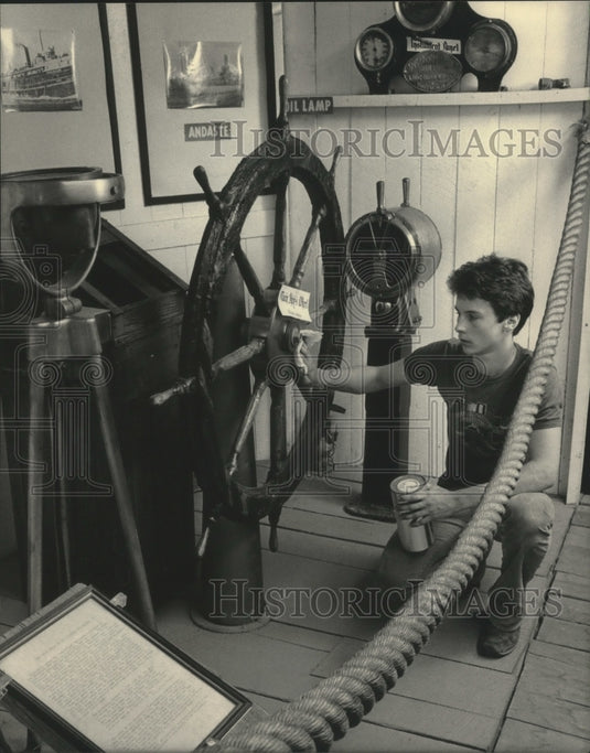 1983 Press Photo Roger Knight polished ship's wheel in Port Washington Wisconsin - Historic Images