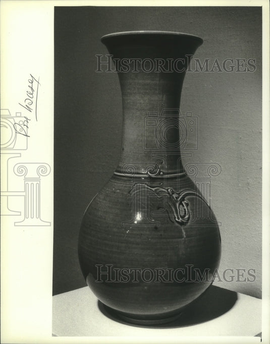 1982 Press Photo A Paul Donhauser porecelain vase, on view at Alverno College - Historic Images