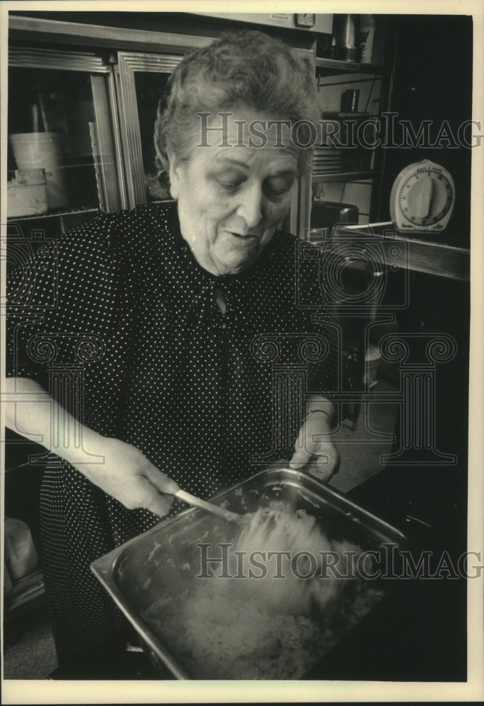 1986 Press Photo Head chef Catherine Cooper at Harry&#39;s in Port Washington - Historic Images