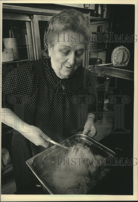1986 Press Photo Head chef Catherine Cooper at Harry's in Port Washington - Historic Images