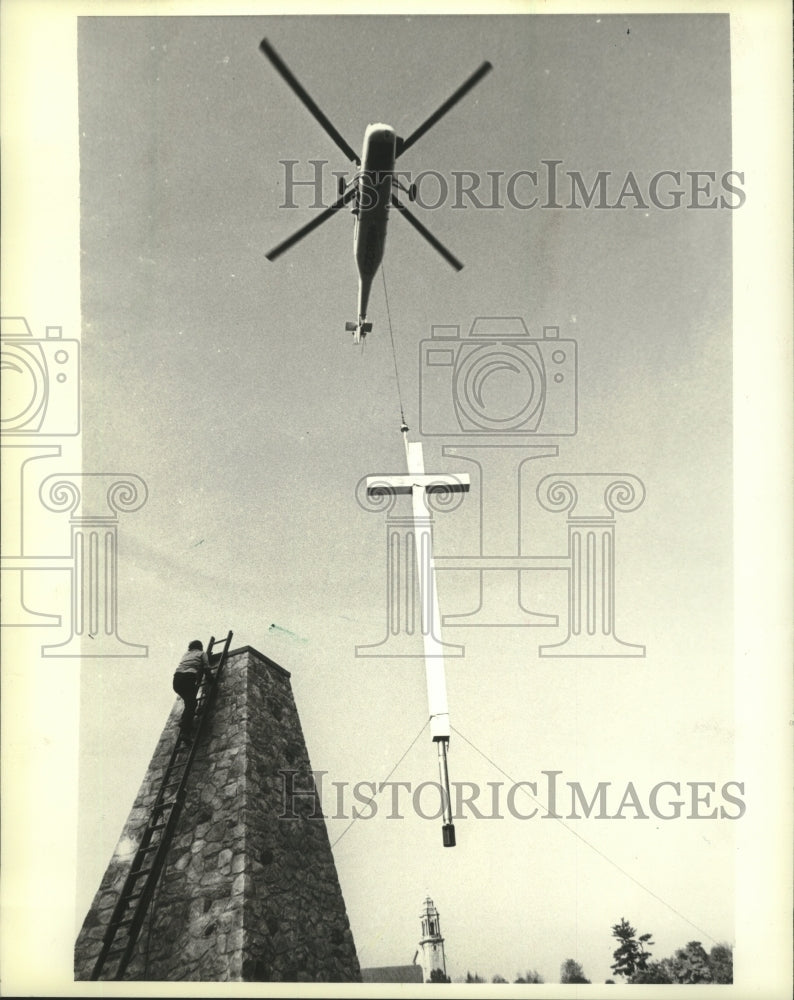 1982 Press Photo Wooden cross is lowered at St. Charles Seminary in Philadelphia - Historic Images