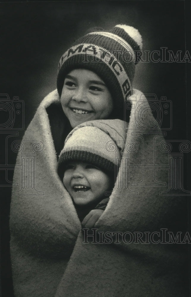 1990 Peter & Laura Felder watch the Port Washington Christmas parade - Historic Images