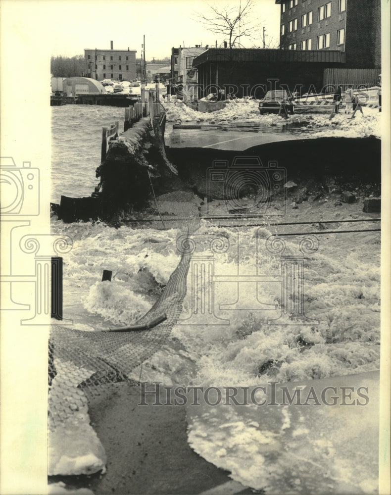 1985 Press Photo High waves create a huge gap in a Port Washington sea wall - Historic Images