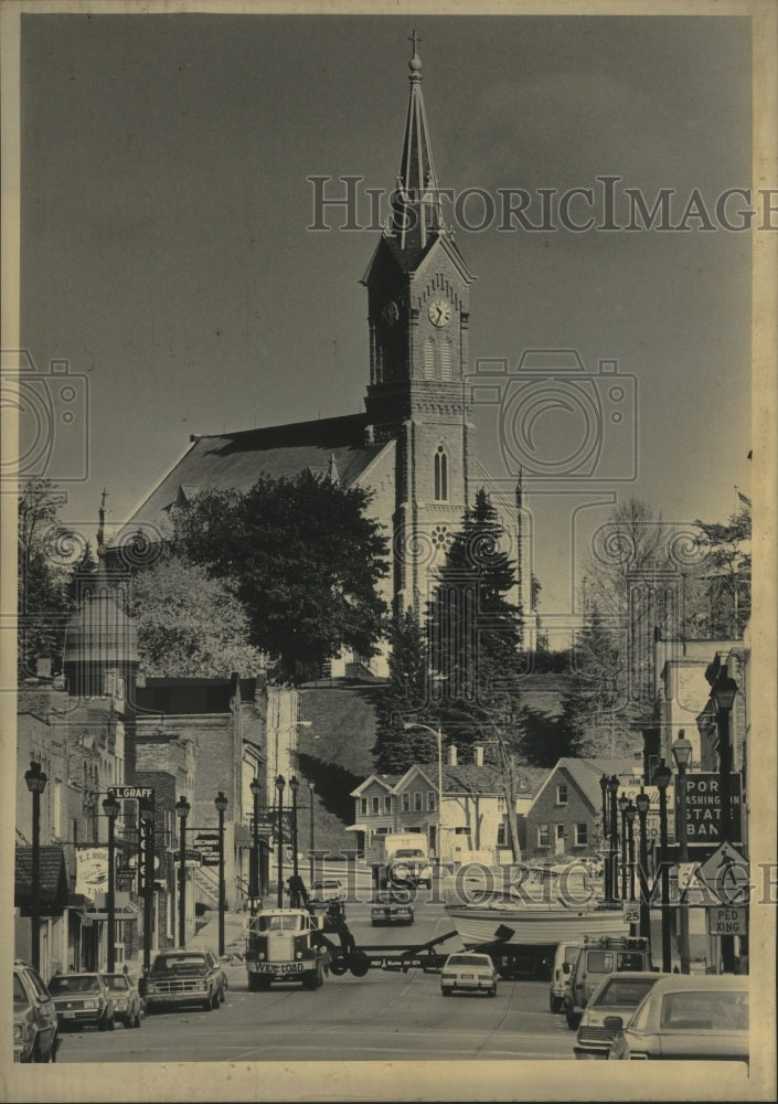 1985 Press Photo View of downtown and cathedral in Port Washington, Wisconsin - Historic Images