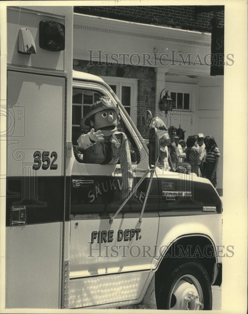 1985 Press Photo Puppet in Saukville Fire Dept. vehicle, Port Washington parade - Historic Images