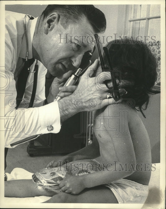 1955 Press Photo Dr. Robert Bickford checks Molly B. Dickinson's eyes, Milwaukee - Historic Images
