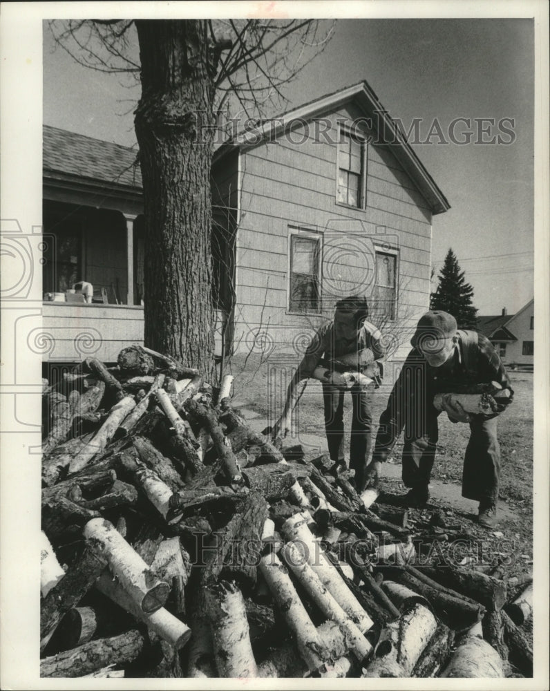 1971 Press Photo Impoverished father and son get wood to use to keep family warm-Historic Images