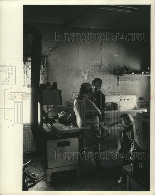 Press Photo Poverty stricken Mrs.Adkins talks to Wisconsin outreach worker - Historic Images