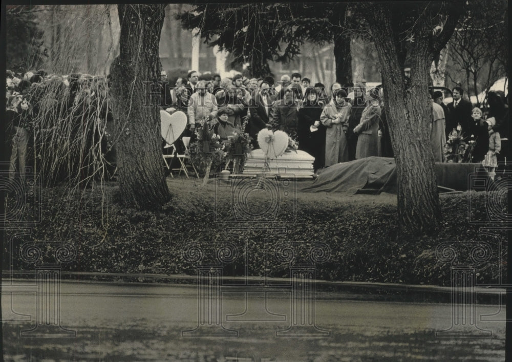 1992 Press Photo Mourners with casket of Jon Port at Wisconsin Memorial Park - Historic Images