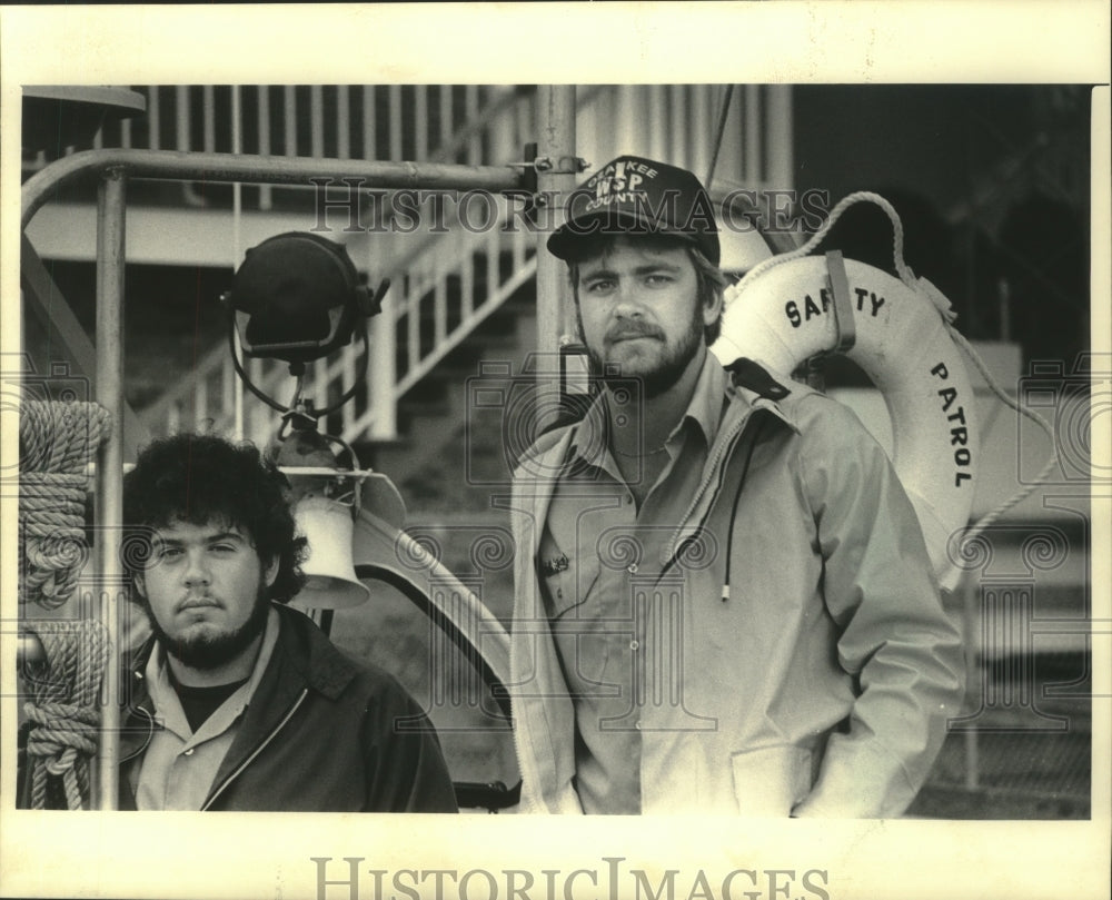 1985 Press Photo Rescue crew members Jim Betz and Brian Love in Port Washington - Historic Images