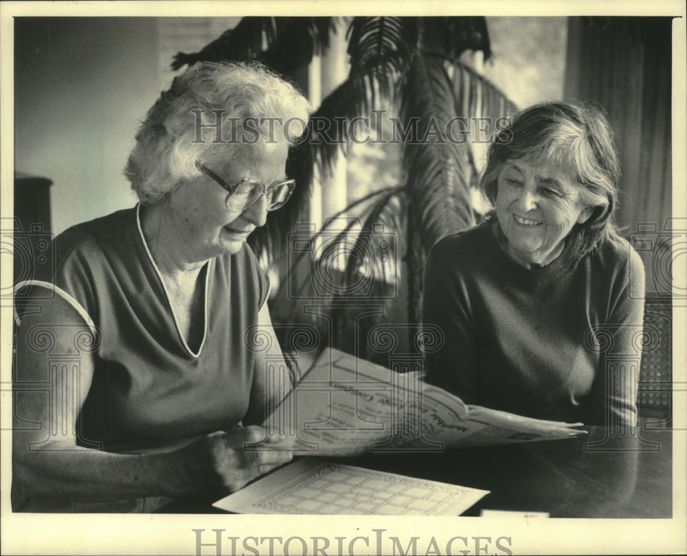 1985 Grace Peters and Anna Ubbink check newspaper story - Historic Images