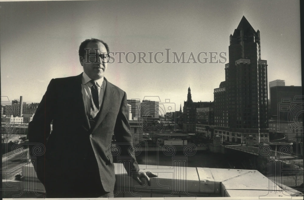 1988 Press Photo Clifford Press, Investor looks to acquire Universal Foods. - Historic Images