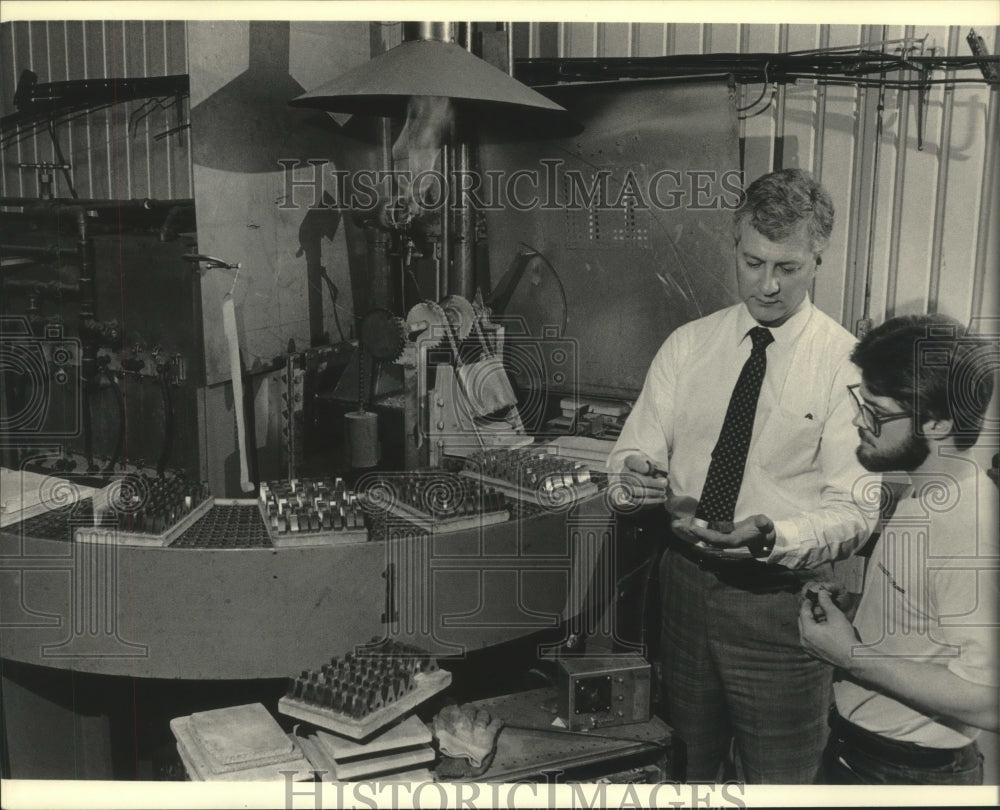 1984 Press Photo David Baum, Richard Daly of SSI Technologies in Janesville, Wis - Historic Images