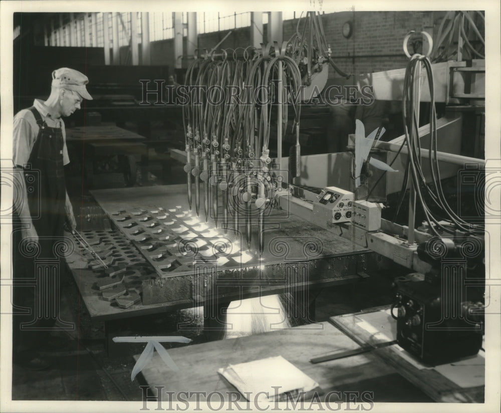 1954 Press Photo A multiheaded shape burner at new Milwaukee Steel Warehouse.- Historic Images