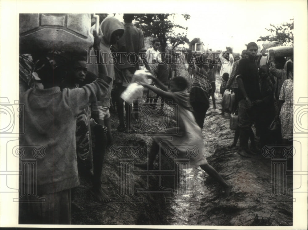 1994 Press Photo Rwandan refugee camp in Ngara, Tanzania, collecting water - Historic Images