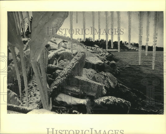1987 Press Photo Icicles Along Breakwater at Port Washington Harbor in Wisconsin - Historic Images