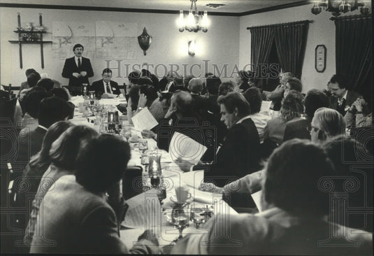 1984 Press Photo People at Chamber of Commerce Meeting in Port Washington - Historic Images