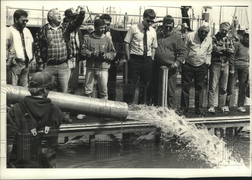 1989 Press Photo Anglers Watch DNR Worker Dump Salmon in Port Washington - Historic Images