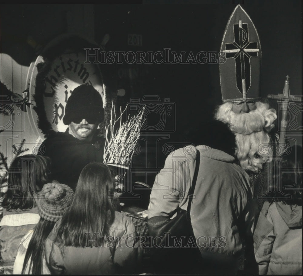 1990 Press Photo Black Peter and St. Nicholas With Children in Port Washington - Historic Images