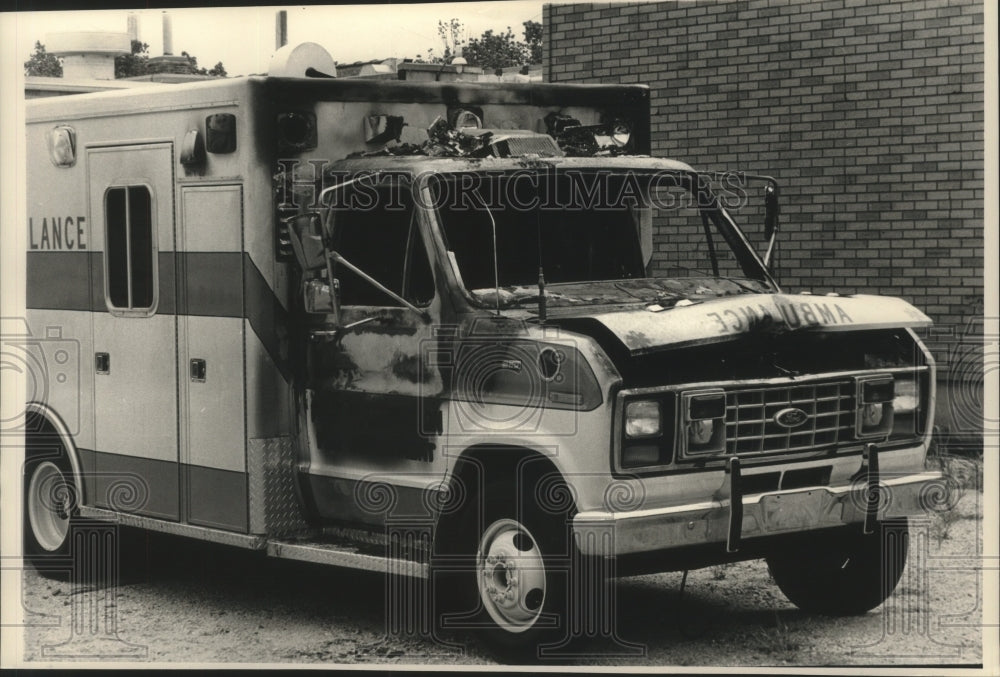 1988 Press Photo Port Washington, WI ambulance damaged in weekend fire - Historic Images