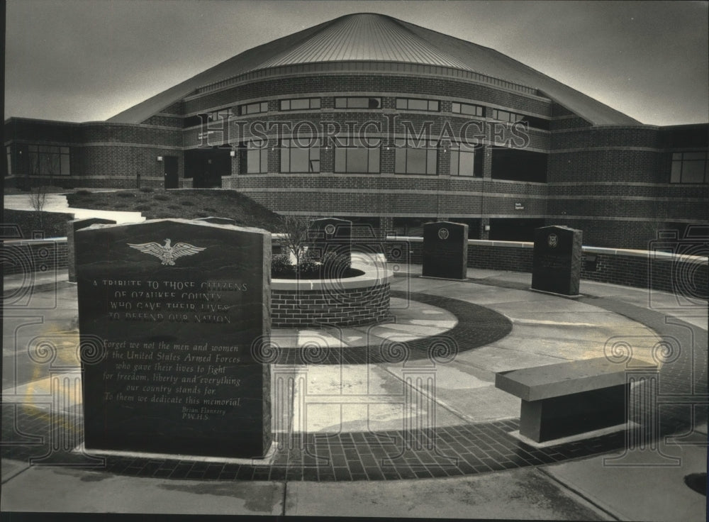 1991 Press Photo Memorial outside Justice Center, Port Washington, Wisconsin - Historic Images