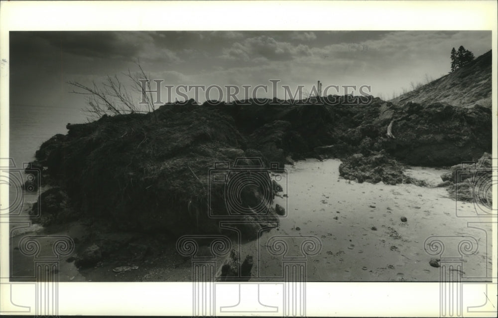 1993 Press Photo Landslide near sewage plant in Lake Michigan, Port Washington - Historic Images