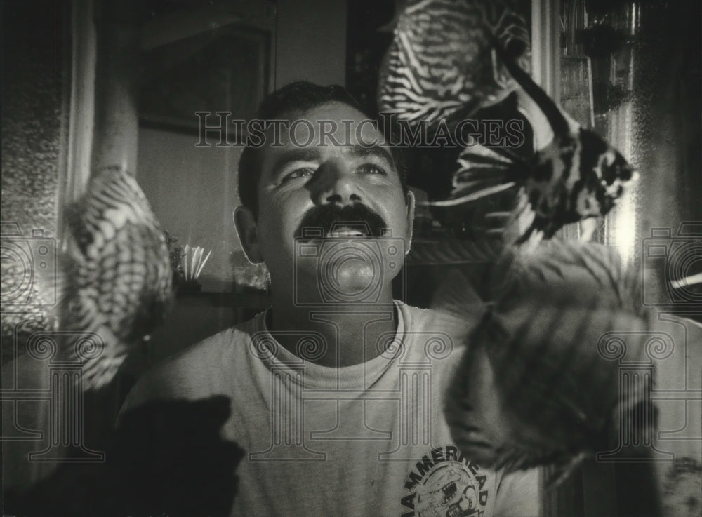 1993 Press Photo Richard Botsch, Seascapes Fish and Aquarium Port Washington, WI - Historic Images