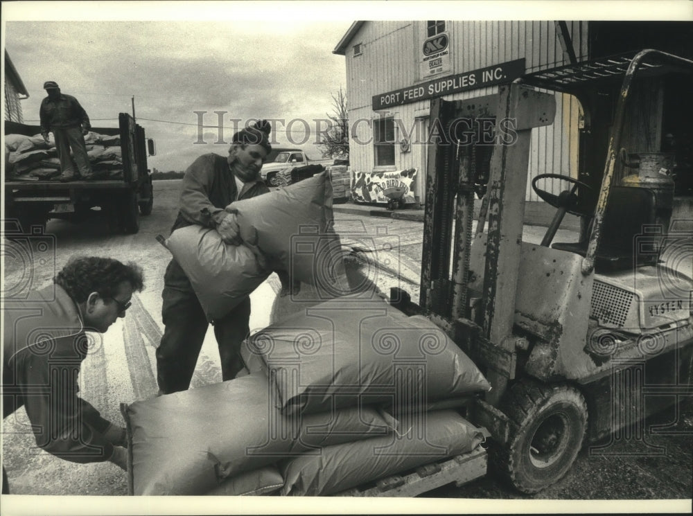 1992 Press Photo Farmers Richard Harns and Tom Mohar in Port Washington - Historic Images