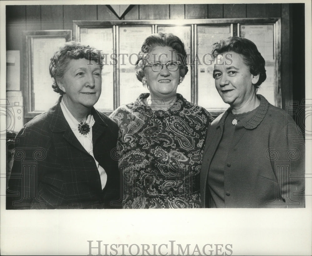 1967 Press Photo Ester Ryan, Milwaukee bowler, and others - mjb95826- Historic Images