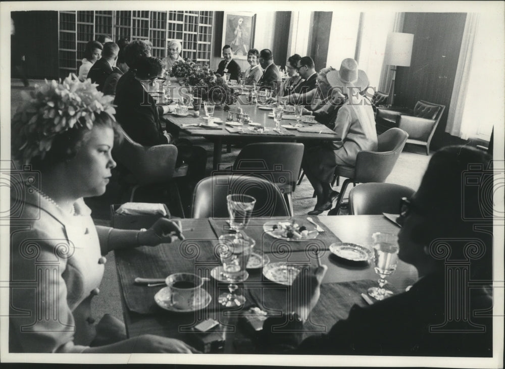 1965 Press Photo Visiting professionals eat before Heritage Milwaukee intro - Historic Images