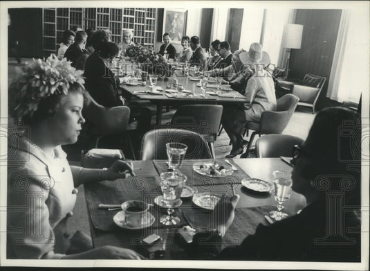1965 Press Photo Visiting professionals eat before Heritage Milwaukee intro - Historic Images