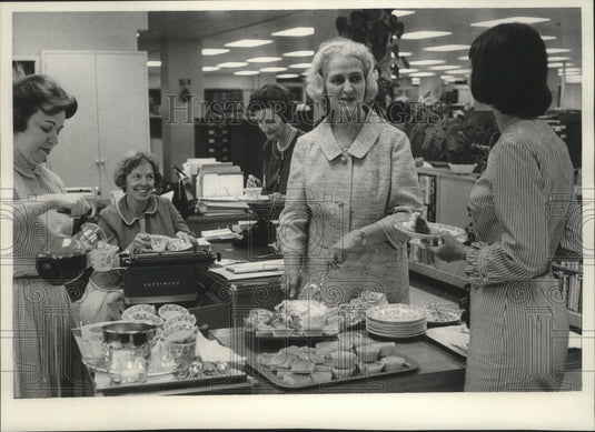 Press Photo Aileen Ryan celebrating 45th anniversary with others - mjb95830 - Historic Images
