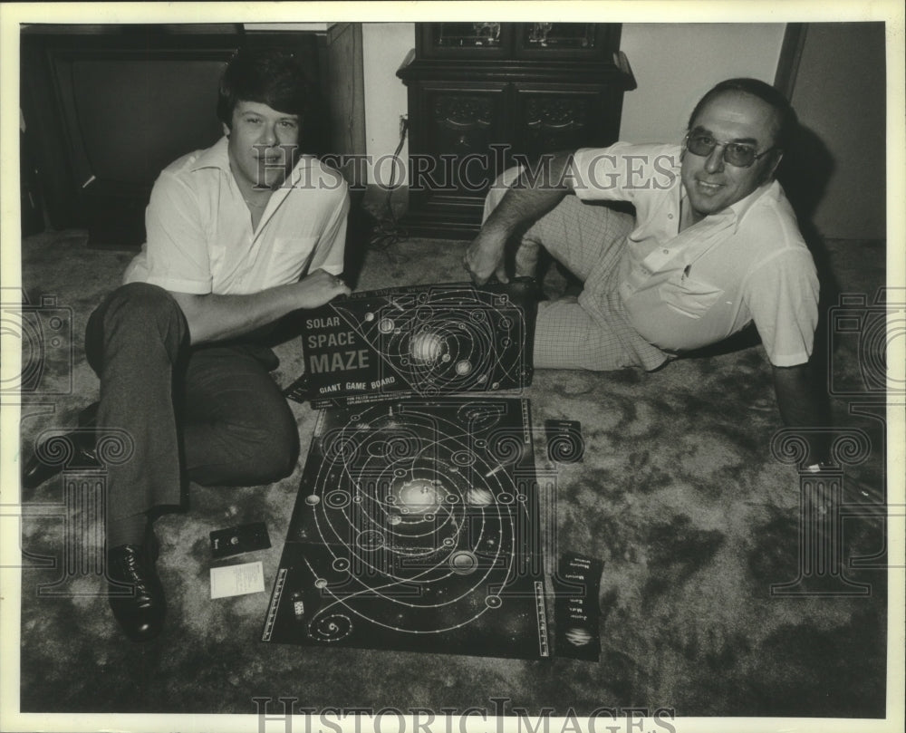 1982 Press Photo Emil Ruzicka and Forest Wilson, creators of Solar Space Maze - Historic Images