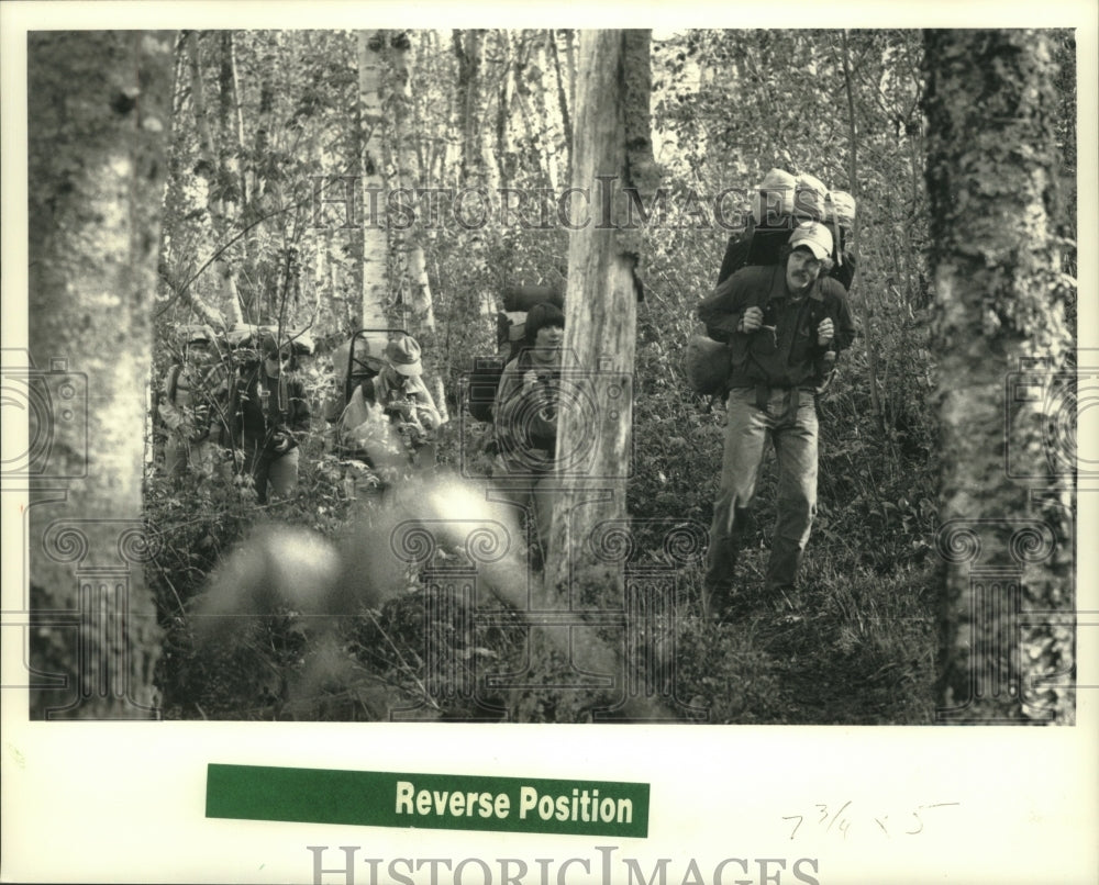 1989 Press Photo Douglas Smith leads group at isle Royale National Park - Historic Images