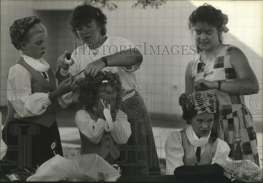 1993 Press Photo Trinity Academy of Dance members prepare for Irish Fest - Historic Images