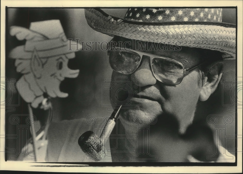 1983 Press Photo Max Bueschel of Fredonia at Irish Fest with wooden leprechaun - Historic Images