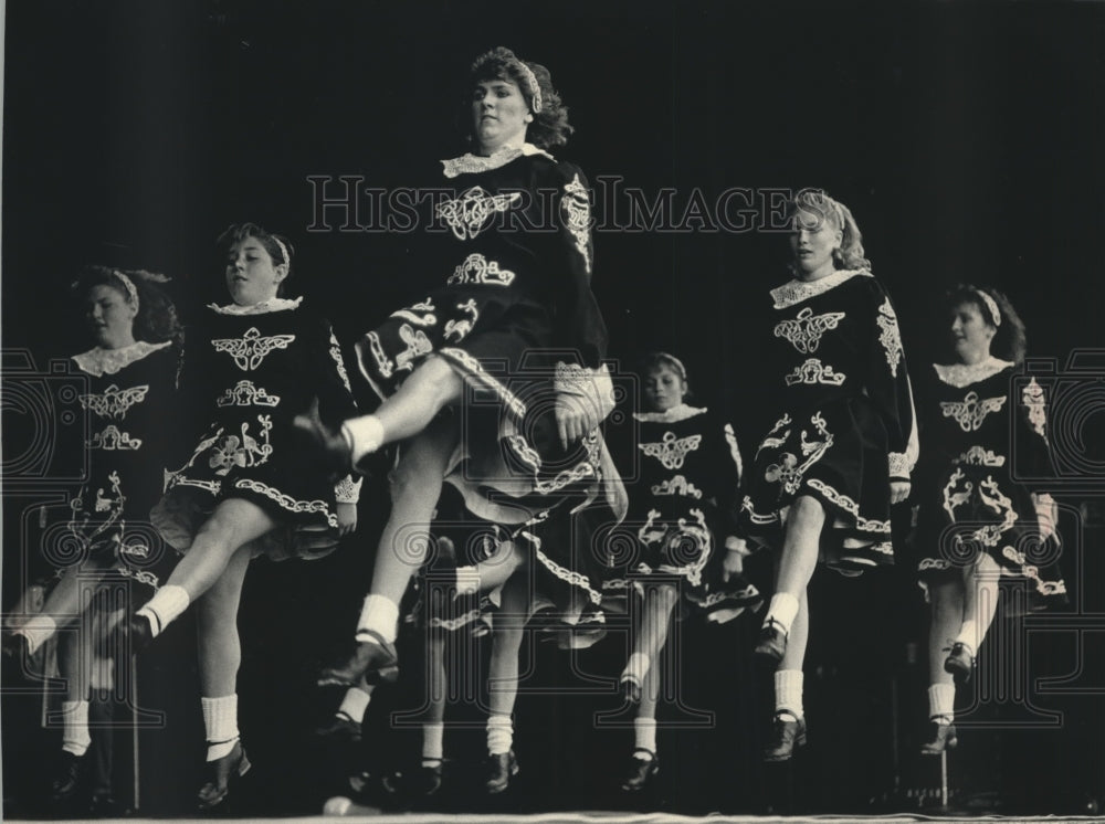 1987 Press Photo Trinity Academy's Irish Dancers Perform At Irish Fest - Historic Images