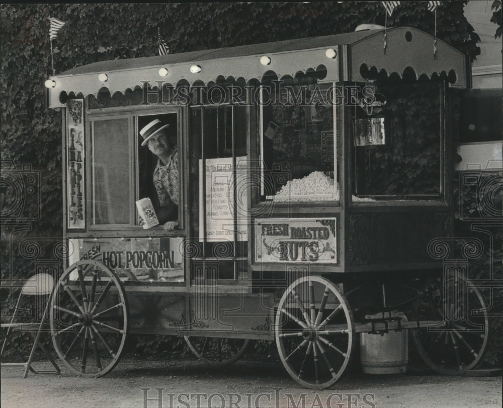 1976 Press Photo Henry Klapproth and his old popcorn wagon of Ozaukee County - Historic Images