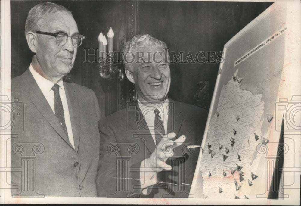 1965 Press Photo Paul Pratt with Governor Knowles looked at areas of development - Historic Images